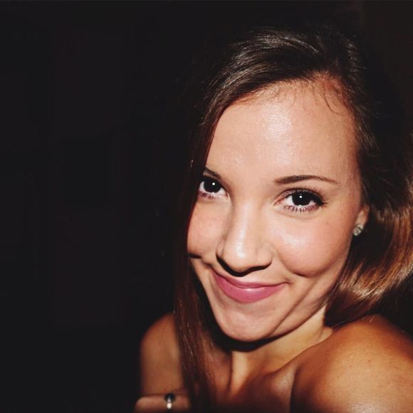 Meet your Posher, Claire - Picture 1 of 1